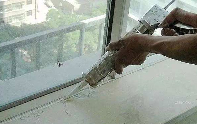 中性透明膠變黃是什么原因？